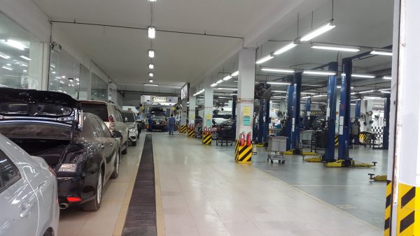 Xưởng dịch vụ với nhiều khoang sửa chữa giúp khách hàng bảo dưỡng hay sửa chữa nhanh chóng hơn.